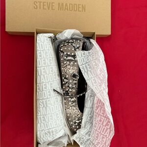 Steve Madden Black and Silver Studded Flats